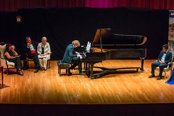 Lors de la représentation finale de l'Académie et du Festival Frost Chopin 2019, le pianiste Piotr Pawlak se voit proposer un thème sur lequel il peut improviser. - PHOTO AVEC L'AUTORISATION DE L'ÉCOLE DE MUSIQUE FROST