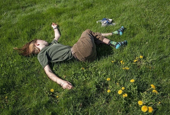 Elsa de Colleen Plumb dans l'herbe avec des pissenlits. - PHOTO AVEC L'AUTORISATION DE L'ARTISTE