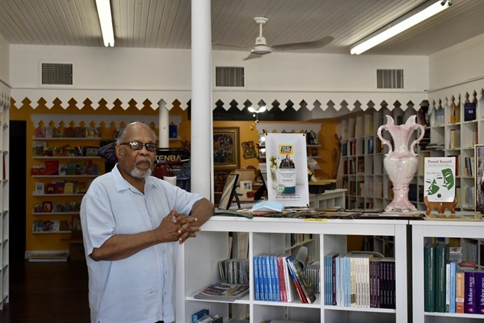 L'activiste haïtien Jan Mapou se tient dans sa librairie, Libreri Mapou. - PHOTO PAR ALEX DELUCA