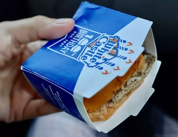 Une seule caisse de la palette Crave contient 100 curseurs White Castle emballés individuellement comme celui-ci. - PHOTO PAR NICOLE DANNA