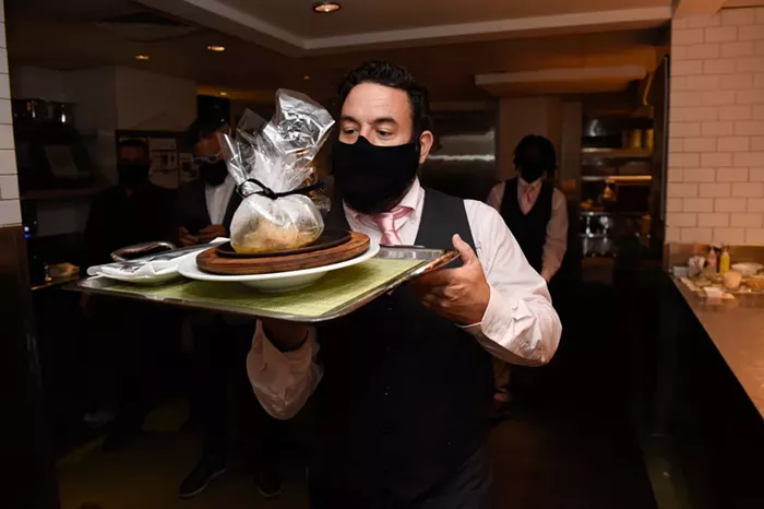 Un chef sert le dîner au Bazar par José Andrés. - PHOTO PAR MICHELE EVE SANDBERG