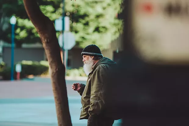 “Last puff,” 7:03 a.m. - LEÓN VILLAGÓMEZ