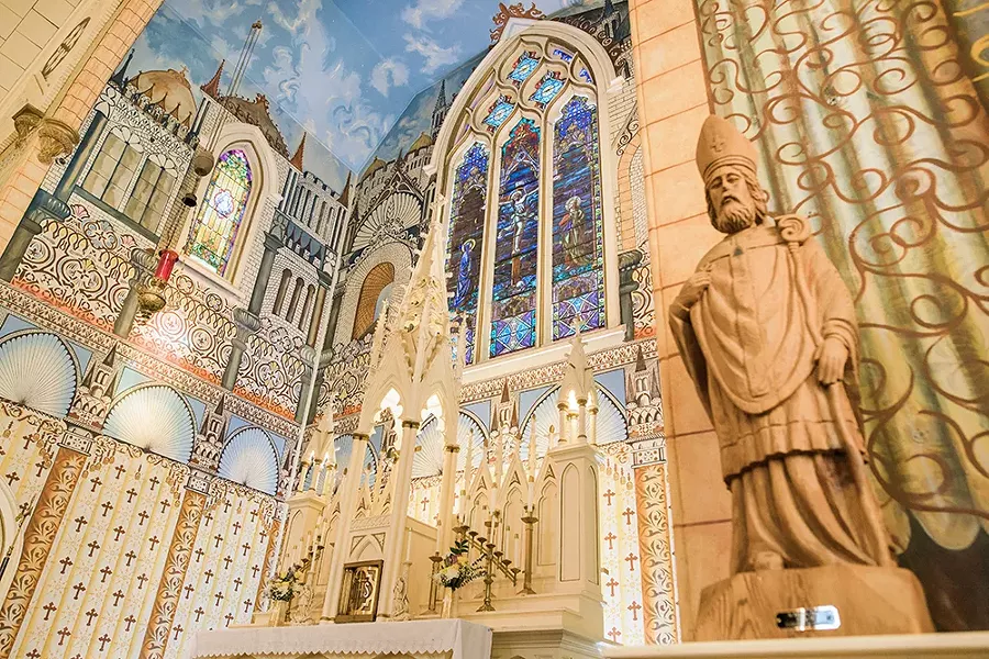 Trompe l'oeil and architectural flights on fancy above and left of the altar. - PHOTO BY LEÓN VILLAGÓMEZ