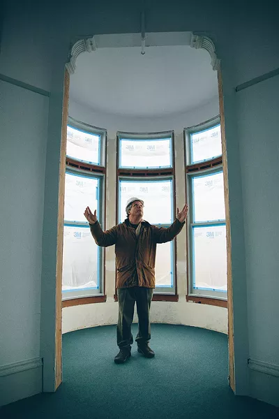 Bill Hole, a design and technical consultant for the renovation, stands in one of the arched doorways. - LEÓN VILLAGÓMEZ
