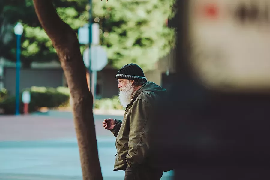 “Last puff,” 7:03 a.m. - LEÓN VILLAGÓMEZ