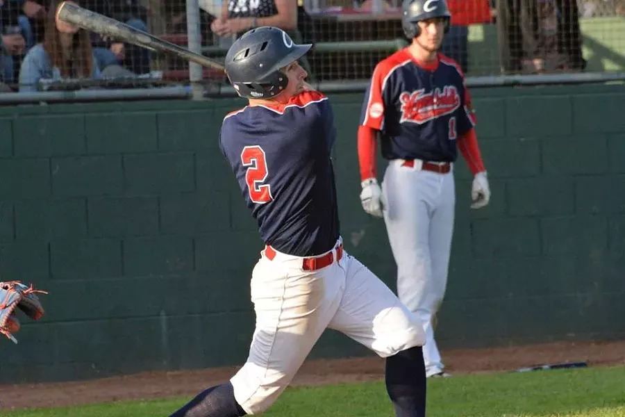 Bronson Grubbs swings away - NINI FEVEREIRO