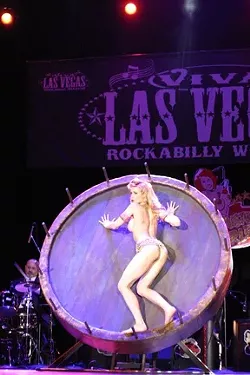 VA-VA VHROOM! : The old fashion burlesque show had lovely ladies galore and a hilarious emcee.
