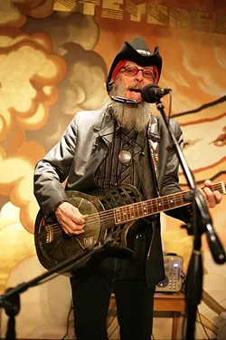 PHIL’S FACES: Animated music man Phil Lee entertained a sold-out crowd at Steynberg Gallery on April 25. - PHOTO BY GLEN STARKEY