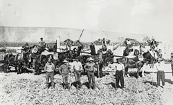 1918 : Bean farmers in Oso Flaco take a break from threshing. - PHOTO COURTESY OF THE SLO COUNTY HISTORICAL SOCIETY