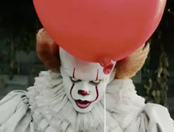 EVIL The villainous clown Pennywise (Bill Skarsgård) returns in the remake of the classic thriller IT. - PHOTO COURTESY OF WARNER BROS. PICTURES