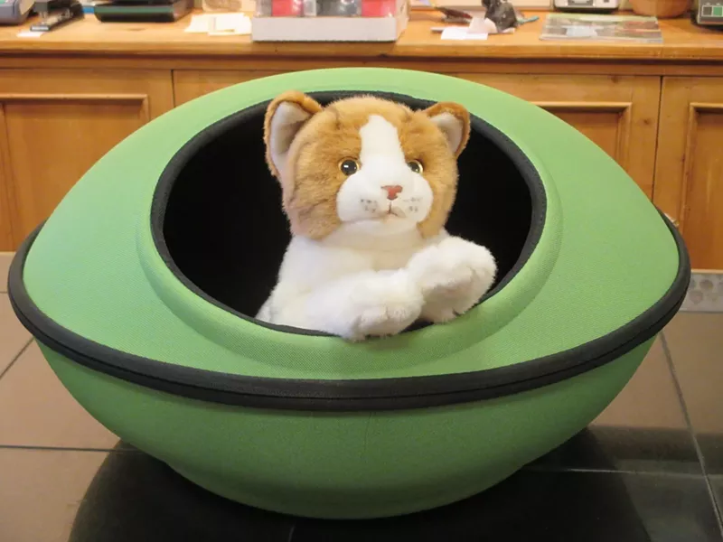 K&H MOD DREAM POD AT TAILS PET BOUTIQUE: - PHOTO BY TREVER DIAS