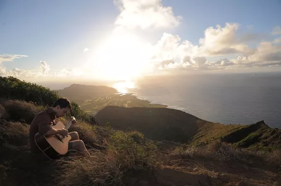 SLACK KEY ACTIVIST: Makana will bring his slack key singer-songwriter sounds to the Nov. 16 Cayucos Pier Benefit Concert. - PHOTO COURTESY OF MAKANA