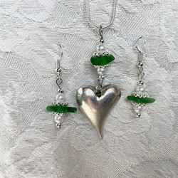 Learn to drill holes in sea glass - Uploaded by Joan Martin Fee