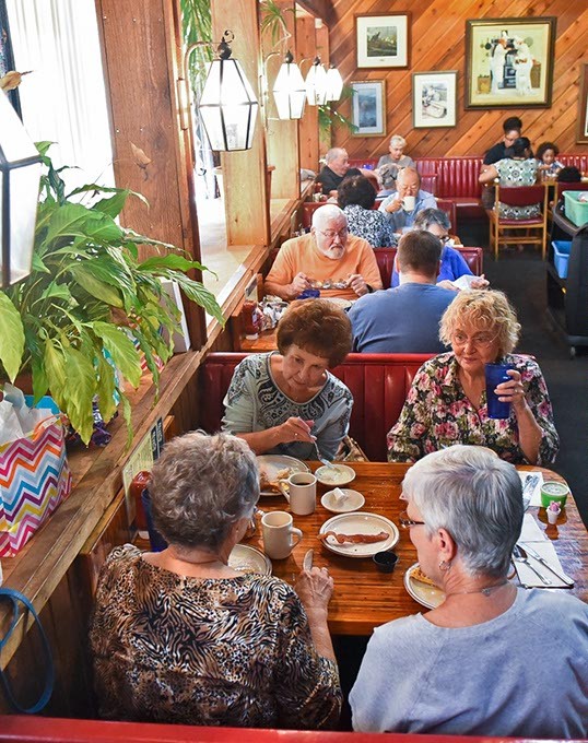 Don's Alley restaurant in Del City is popular with the retired crowd for weekday breakfasts, 9-18-15. - MARK HANCOCK