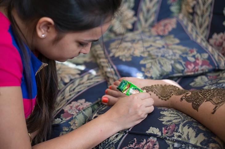 Debaroti Ghosh applies mehendi (henna) tattoos on customers in Oklahoma City on Sunday, August 7, 2016. - EMMY VERDIN