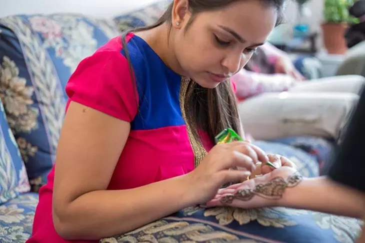 Debaroti Ghosh applies mehendi (henna) tattoos on customers in Oklahoma City on Sunday, August 7, 2016. - EMMY VERDIN