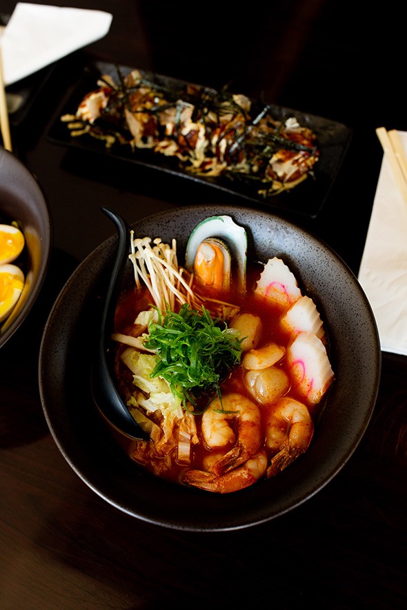 Seafood ramen with shrimp, scallops and clams - ALEXA ACE