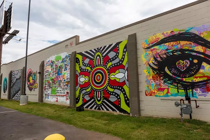 With Love Project at 1708 NE 23rd St. (Left to - right ) @caleblee81, @dawnjaiye, @ebonyimandallas, - @noparkingstudios, @tlynnmcknight, - @tonythunder.art - BERLIN GREEN