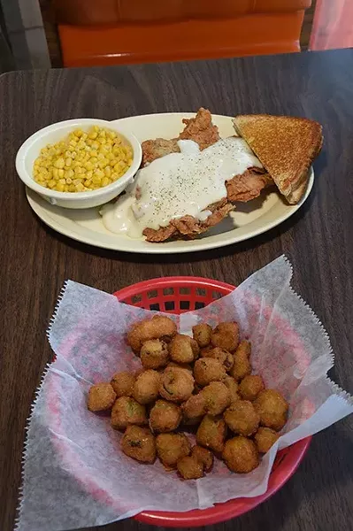 Chuck-House-Chicken-Fried-Steak_9945mh.jpg