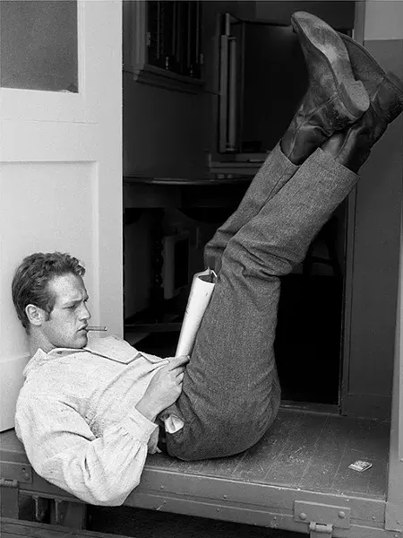Paul-Newman-reading-The-New-Yorker-on-the-set-of-The-Left-Ha.jpg