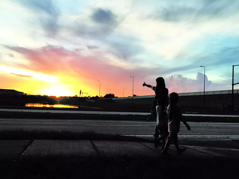 Halley, Moonee and Jancey hitch a ride (The Florida Project)