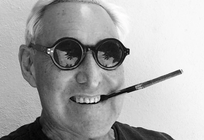 Roger Stone fuma una sigaretta (o erba)
