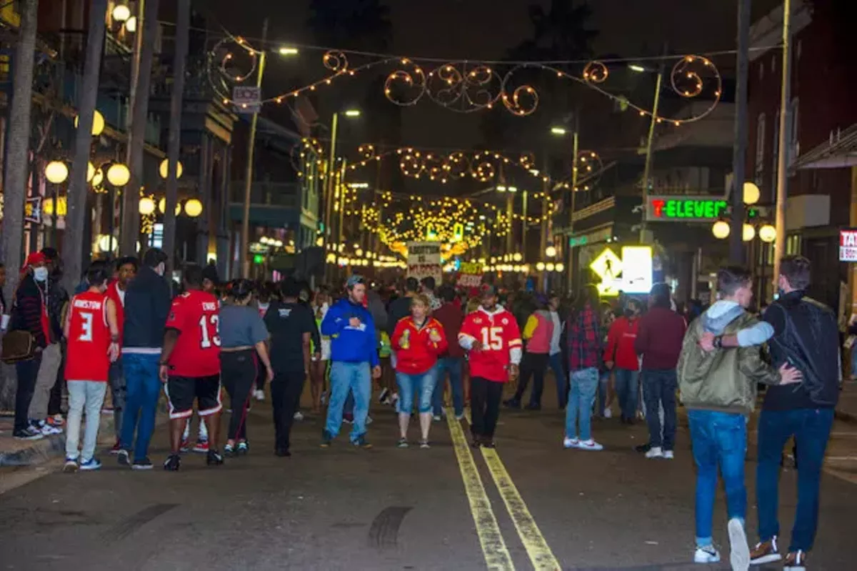 Despite overwhelming evidence of maskless Super Bowl celebrations, Tampa mayor insists 'majority were wearing masks' - Vimarsana News