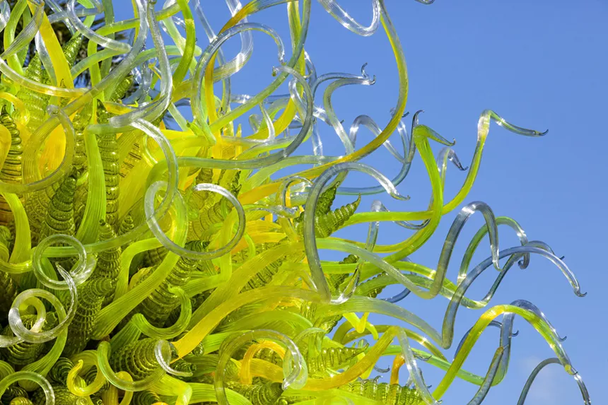 Dale Chihuly Sol del Citrón (detail), 2014, 15 x 14½ x 14 feet. Fairchild Tropical Botanical Garden, Coral Gables, Florida. - © 2021 STUDIO CHIHULY. ALL RIGHTS RESERVED.