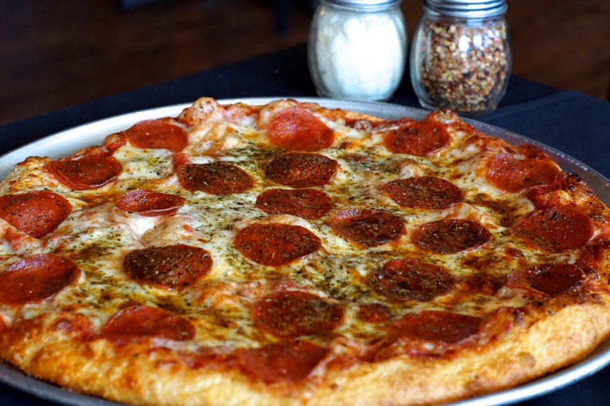 Une pizza au pepperoni classique de Streets of New York.  - RUES DE NEW YORK