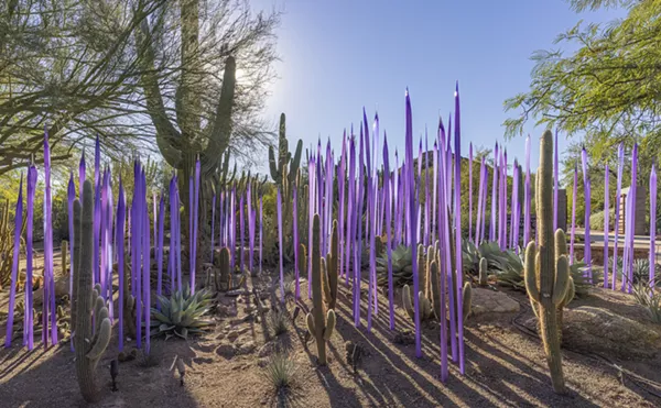 'Chihuly in the Desert' Exhibit Blends Art With Architecture and the Desert Landscape
