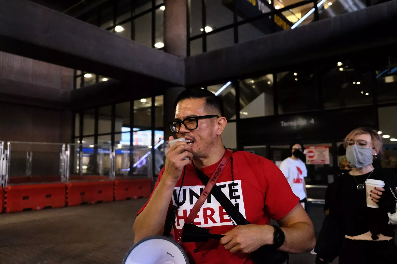 HMS Host and Unite Here Back to Bargaining Table for Phoenix Sky Harbor Workers After Strike - Vimarsana News