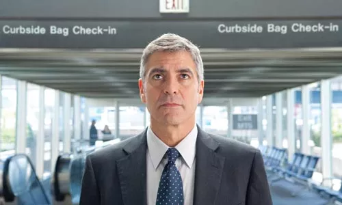 Ryan Bingham (George Clooney) checks for meaningful flights.