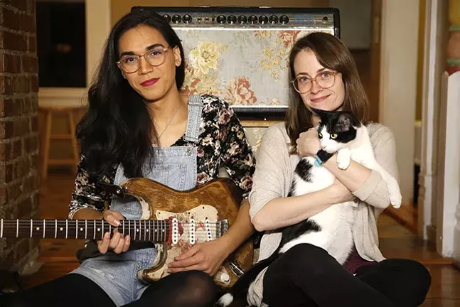Scratchy Blanket’s Chloe Hodgkins and Shannon Keating with their cat Nerner - CP PHOTO: JARED WICKERHAM