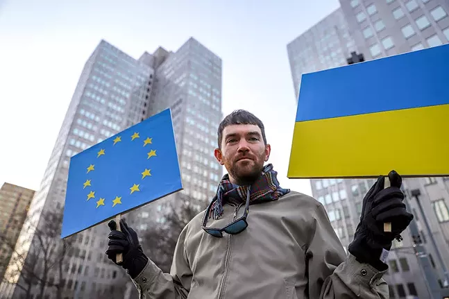 Hundreds rally in Downtown Pittsburgh to support Ukraine (2)