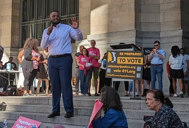 Davis campaigns in Allegheny County touting education, economy, and safety