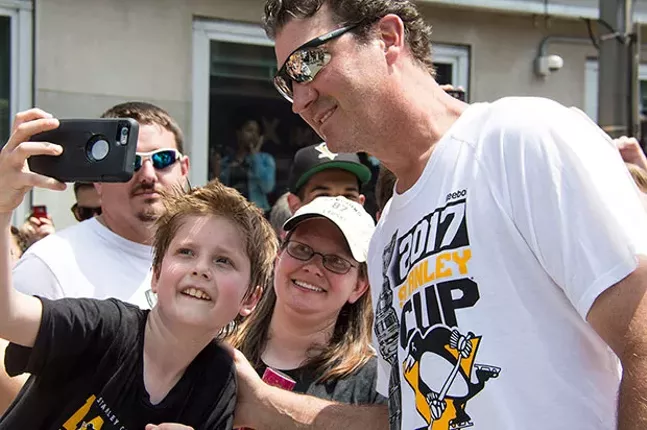 Mario Lemieux poses with fans during the Penguins’ 2017 Stanley Cup victory parade in Downtown Pittsburgh. - CP PHOTO BY JORDAN MILLER