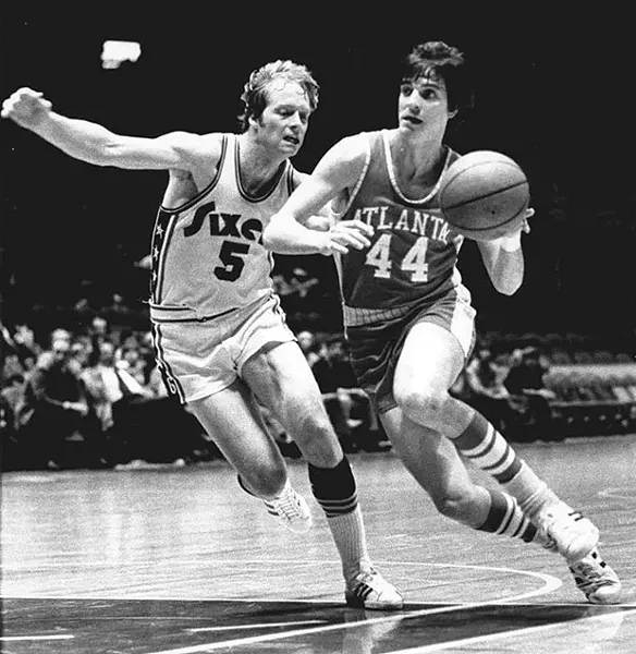 Pistol Pete Maravich, right, drives to the basket past Philadelphia’s Tom Van Arsdale in 1974.