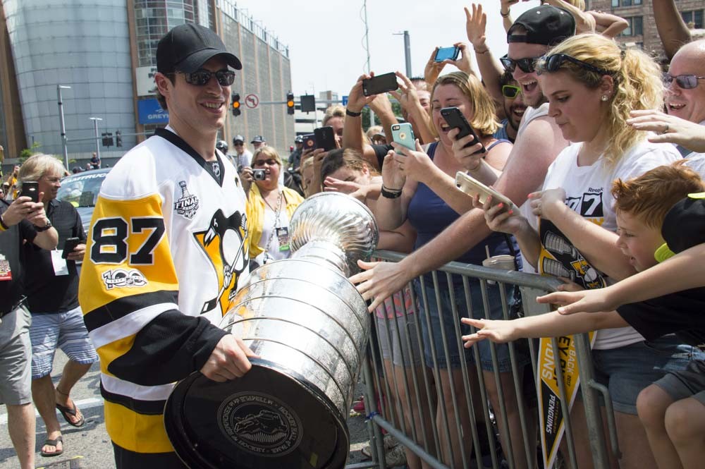 politi Paine Gillic halskæde Pittsburgh Penguins fans cram into Downtown for the city's Stanley Cup  victory parade | Blogh