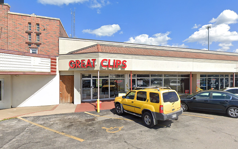 The Great Clips location at 1864 South Glenstone Avenue in Springfield is the site where two hairstylists who tested positive for COVID-19 potentially exposed some 140 customers. - VIA GOOGLE MAPS
