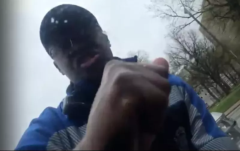 St. Louis police Officer Stephen Ogunjobi knocks on the window Sharon Morrow's SUV. - SCREENGRAB