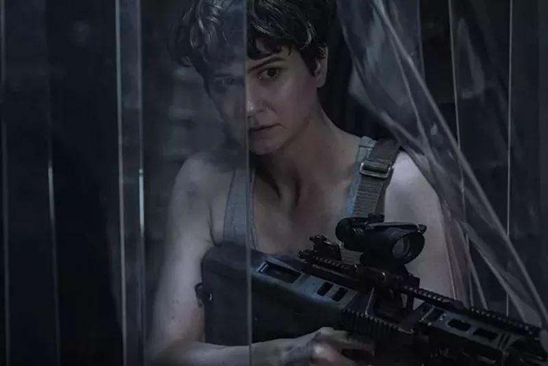Katherine Waterston plays hide-and-seek with aliens. - MARK ROGERS - TM & © 2016 TWENTIETH CENTURY FOX FILM CORPORATION