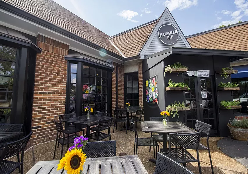 That only looks like an entrance. But it is a great place to enjoy a slice or two outside. - PHOTO BY MABEL SUEN