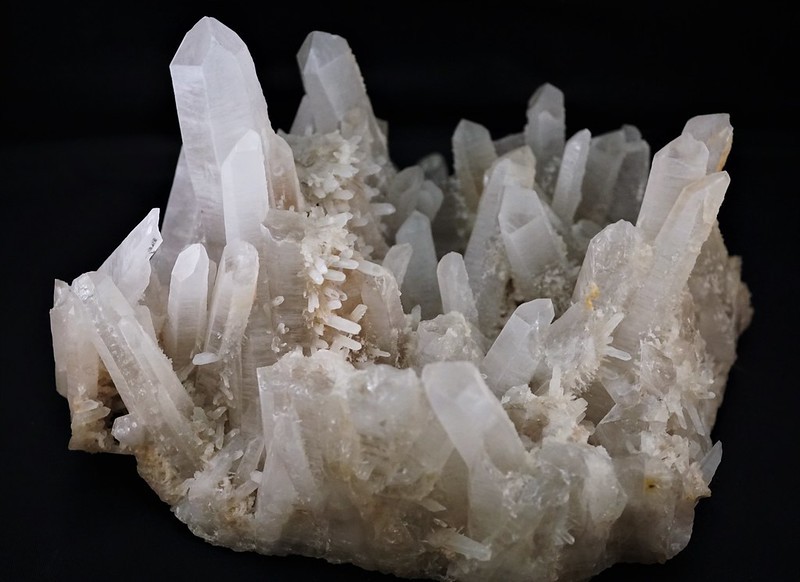 Crystals lsolate. Crystal кварц. Горный хрусталь ,кварц sio2. ВНИИСИМС Кристалл кварца. Эксайдр Кристал.