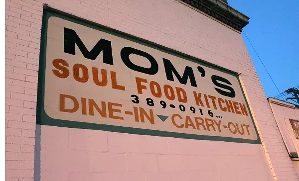 mom's kitchen soul food and salad bar