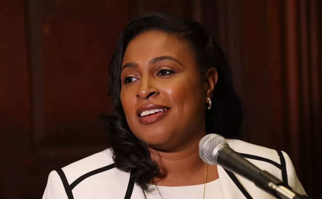 Warren weighs in on controversial redistricting plan, scolds its Democratic opponents