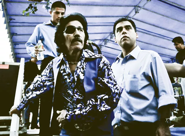 Jordan, left, with the author in San Antonio. Behind, drummer Alejandro Valdez. - MARIO PÉREZ