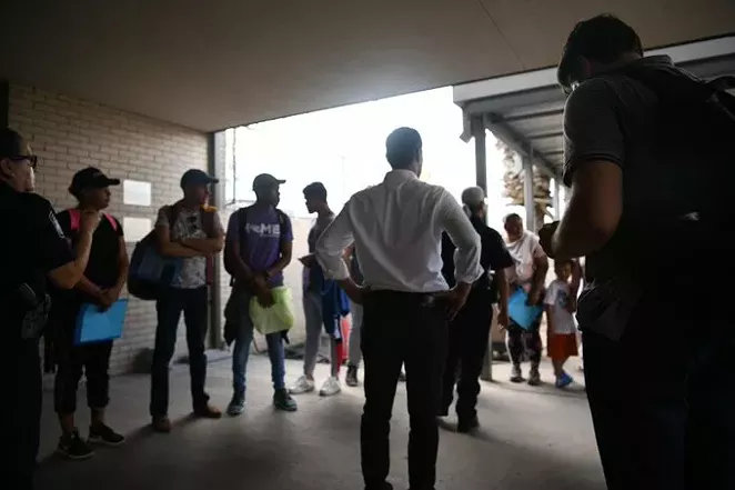 Julián Castro approaches the border with asylum seekers forced to wait in Mexico for their cases to be heard. - TWITTER / @JULIANCASTRO