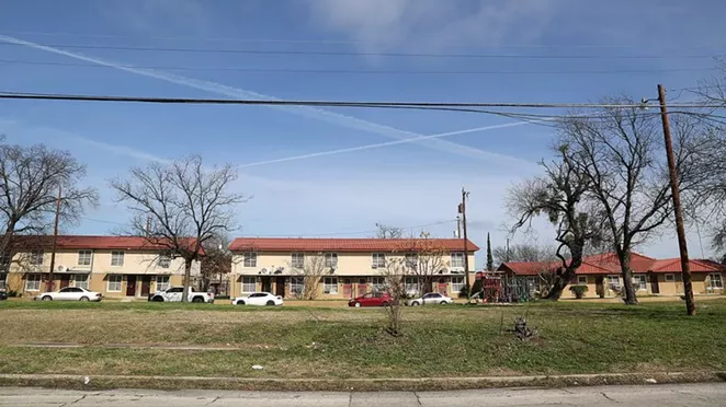 The Alazán Courts from El Paso Street. - BEN OLIVO / SA HERON