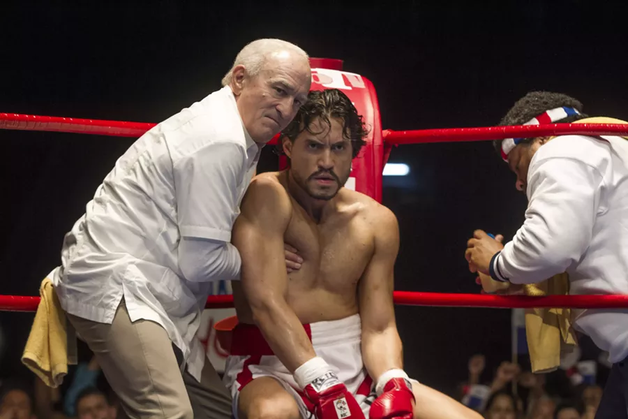 Robert De Niro (as Ray Arcel) and Edgar Ramírez (as Roberto Durán) co-star in Hands of Stone - RICO TORRES, THE WEINSTEIN COMPANY