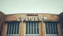 Volunteers at Freeman Coliseum want to help, not be pawns in Gov. Greg Abbott&rsquo;s partisan game